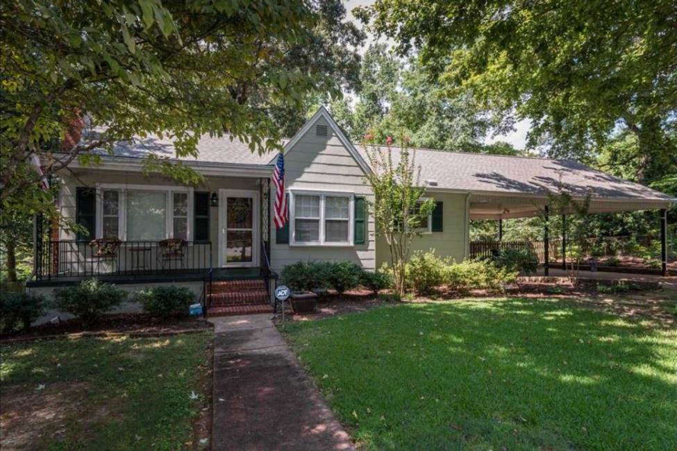 The Dixie - Large Carport, Deck and Backyard