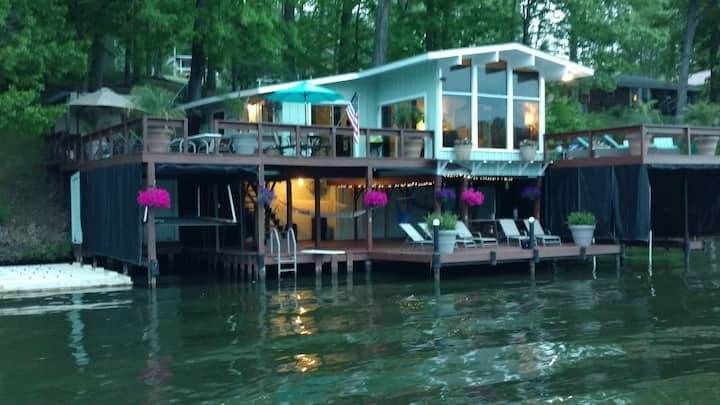 PONTOON BOAT AVAILABLE W/HOME RIGHT OVER THE LAKE!